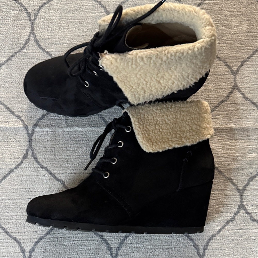 Elegant Black Lace-Up Boots with Cozy Cream Lining